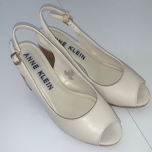 Anne Klein Cream and‎ Brown block cork heels size 9M